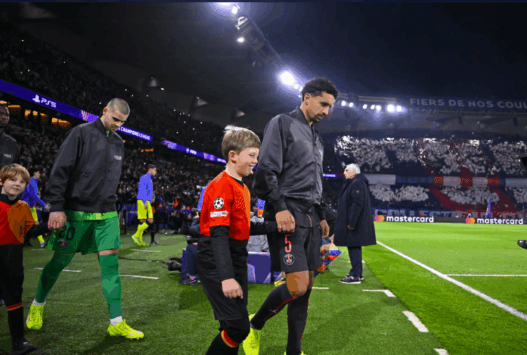 Marquinhos, figure incontournable du PSG, lors de son 500ᵉ match en Rouge et Bleu
