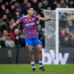 Daniel Muñoz, pisté par le PSG, avec le maillot de Crystal Palace