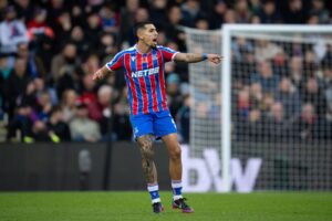 Daniel Muñoz, pisté par le PSG, avec le maillot de Crystal Palace