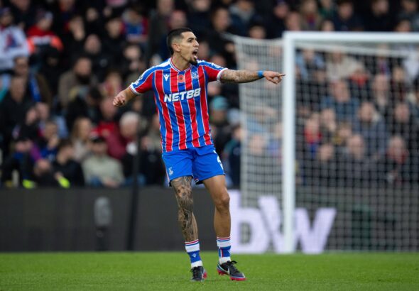 Daniel Muñoz, pisté par le PSG, avec le maillot de Crystal Palace