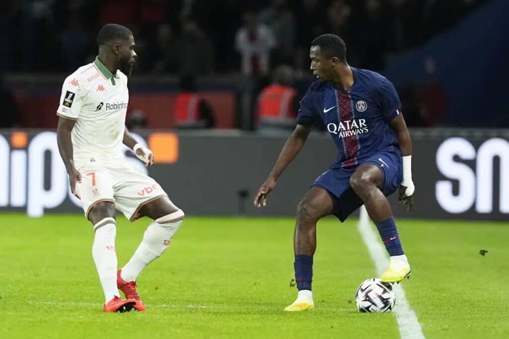 Jeremie Boga face à Willian Pacho