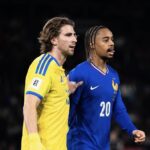 Illya Zabarnyi (à gauche) et Bradley Barcola (à droite) lors de France-Ukraine au Parc des Princes