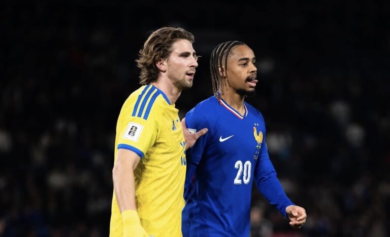 Illya Zabarnyi (à gauche) et Bradley Barcola (à droite) lors de France-Ukraine au Parc des Princes