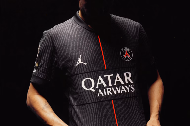 Le Paris Saint-Germain dévoilse son quatrième maillot pour la saison 2025:26