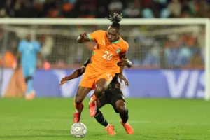 Yan Diomandé sous les couleurs de la Côte d’Ivoire à la CAN, suivi de près par le PSG