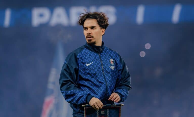 Vitinha élu personnalité de l'année 2025 par le journal A Bola. LMDPSG / Mael Jegou.