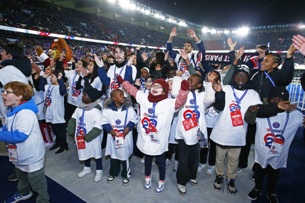 La Fondation PSG, PSG for Communities, devant le virage Auteuil au Parc des Princes