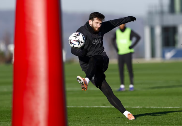 Kvicha Kvaratskhelia dans le groupe avant la réception du Paris FC au Parc des Princes