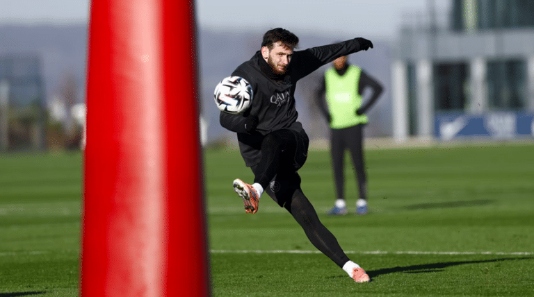 Kvicha Kvaratskhelia dans le groupe avant la réception du Paris FC au Parc des Princes