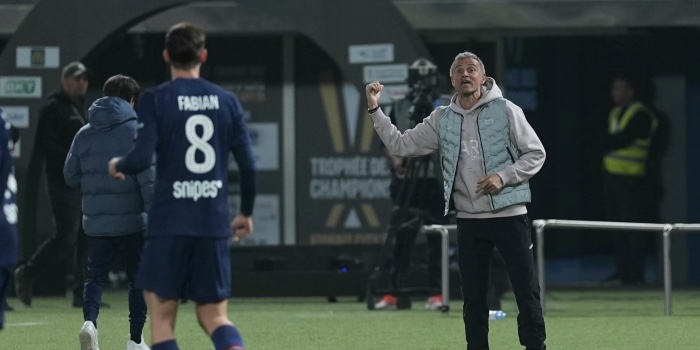 Luis Enrique et Fabian Ruiz en disucssion pendant PSG-OM