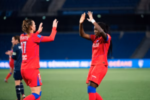 Romée Leuchter d'une tête puissante qui fait le break pour les Parisiennes