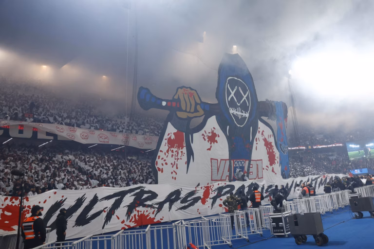 La tribune Auteuil sera sanctionné de 2 huis clos partielle suite aux incidents lors du Classique