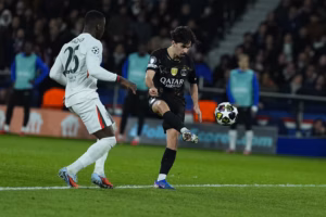 Vitinha qui trompe le gardien d'un lob somptueux 