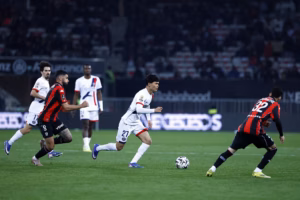 Le petit Dro Fernandez inscrit son tout premier but chez les pros pour faire 3-0 Paris