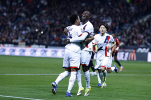 Nuno Mendes qui transforme le penalty obtenu par Doué, ca fait 1-0 pour Paris