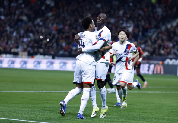 Nuno Mendes qui transforme le penalty obtenu par Doué, ca fait 1-0 pour Paris