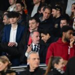 Emmanuel Grégoire et Nasser Al Khelaïfi côte-à-côte au Parc des Princes (Image: l'Équipe)