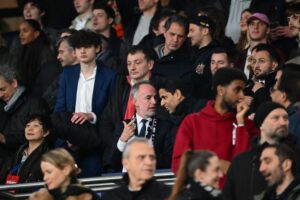 Emmanuel Grégoire et Nasser Al Khelaïfi côte-à-côte au Parc des Princes (Image: l'Équipe)
