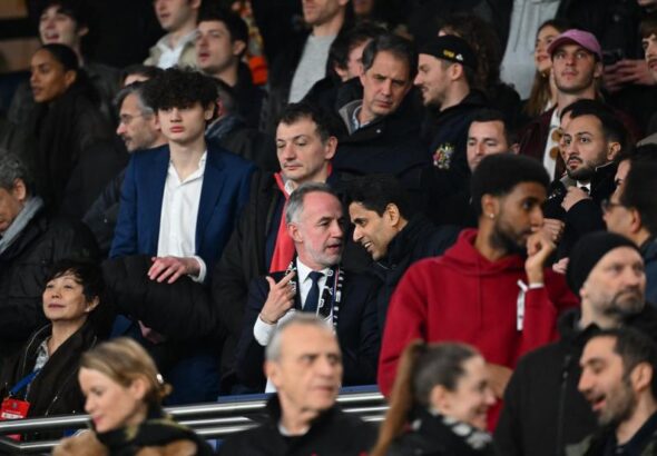 Emmanuel Grégoire et Nasser Al Khelaïfi côte-à-côte au Parc des Princes (Image: l'Équipe)