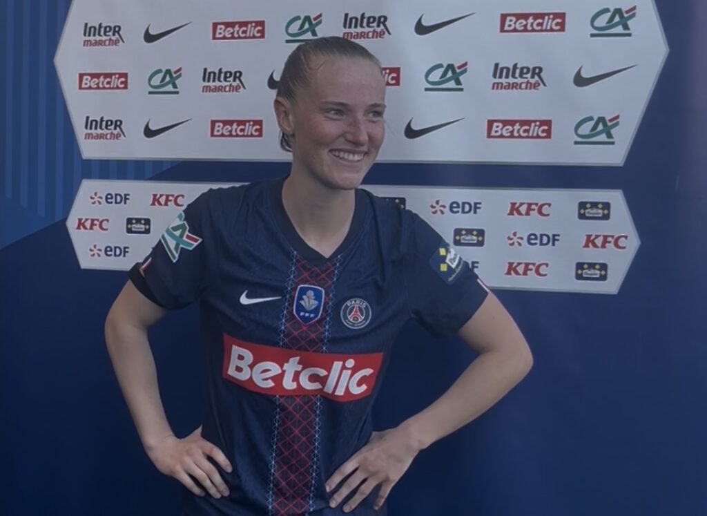 Jade Le Guilly en zone mixte après PSG - PFC / Crédit : Thomas ASSIOUI