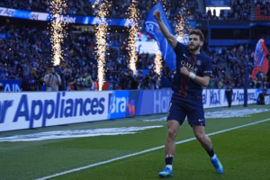 Khvicha Kvaratskhelia qui marque et fait 1-0