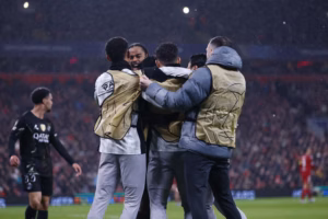 Les Parisiens partent d'Anfield avec la qualification en poche