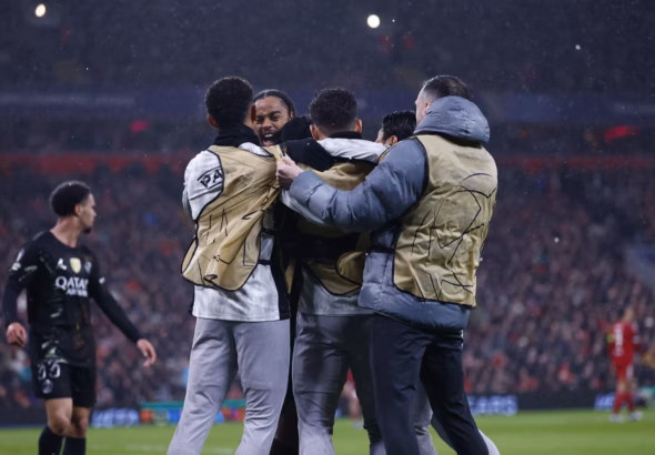 Les Parisiens partent d'Anfield avec la qualification en poche
