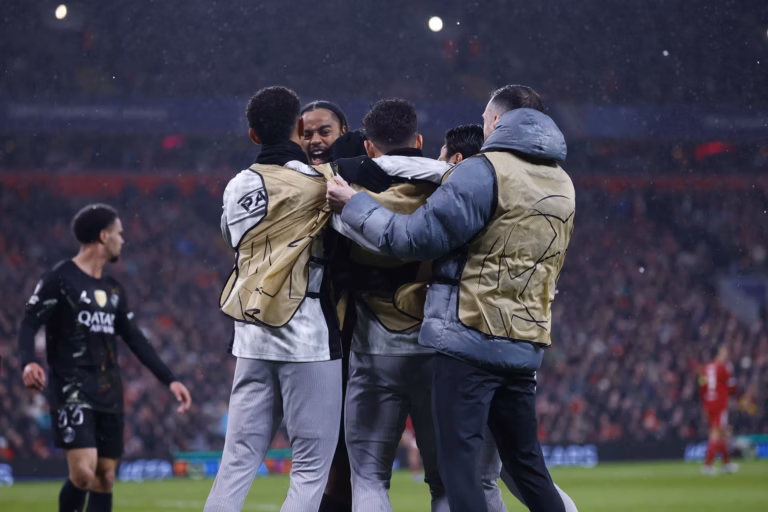 Les Parisiens partent d'Anfield avec la qualification en poche