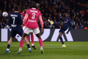 Ousmane Dembélé qui délivre le club de la capitale avec une sublime frappe