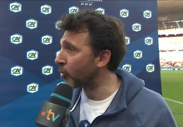 Thomas Leyssalles, l'entraineur des U18 du PSG, est heureux de la victoire finale - Images/ FranceTV