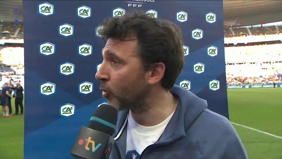 Thomas Leyssalles, l'entraineur des U18 du PSG, est heureux de la victoire finale - Images/ FranceTV
