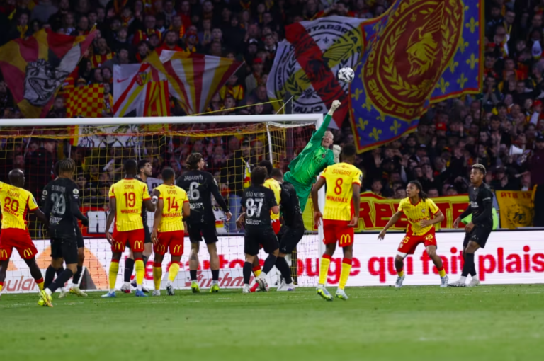 Matvey Safonov face au RC Lens - Crédit : PSG