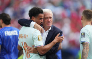 Warren Zaïre-Emery et Didier Deschamps - Crédit : Icon Sport