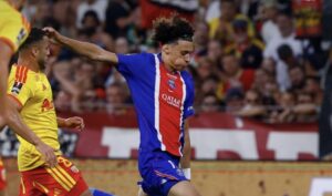 Maghnes Akliouche face au RC Lens