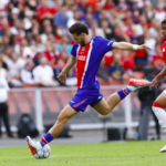 Kvicha Kvaratskhelia face à Manchester United - Crédit : psg.fr