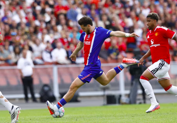 Kvicha Kvaratskhelia face à Manchester United - Crédit : psg.fr