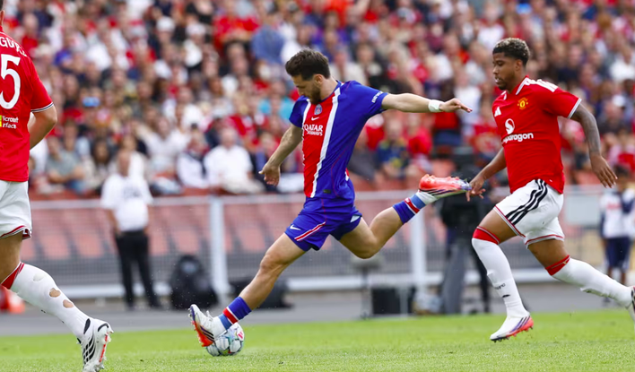 Kvicha Kvaratskhelia face à Manchester United - Crédit : psg.fr