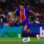 Maghnes Akliouche avec le maillot du PSG