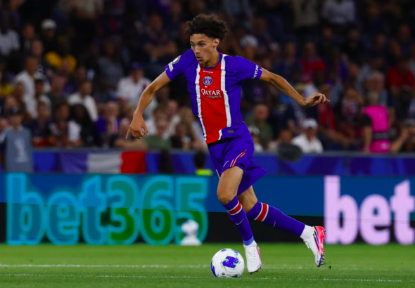 Maghnes Akliouche avec le maillot du PSG