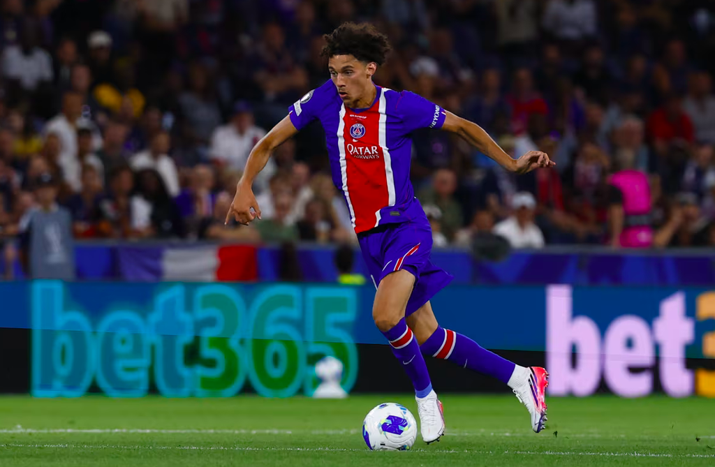 Maghnes Akliouche avec le maillot du PSG