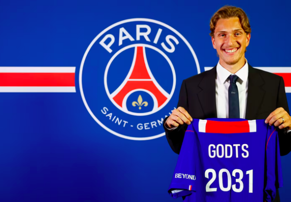 Mika Godts s'engage avec le PSG - Crédit : psg.fr