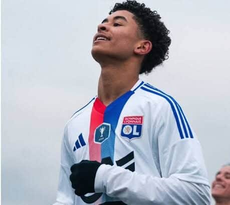 Adil Hamdani avec le maillot de l'OL