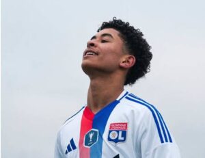 Adil Hamdani avec le maillot de l'OL
