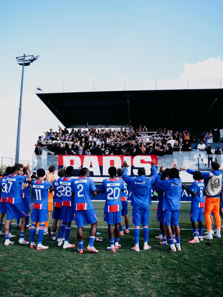 Les U19 fêtent leur victoire devant leurs supporters - Image: @psg