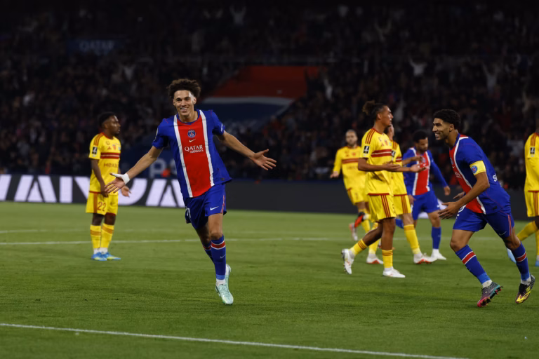 Maghnes Akliouche marque son premier but avec le Paris SG
